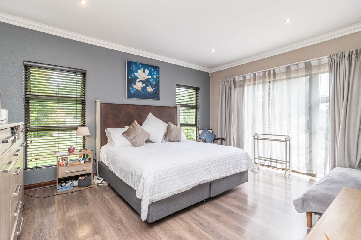 Stunning 4-bedroom home in Ruimsig Country Estate - Photo 3