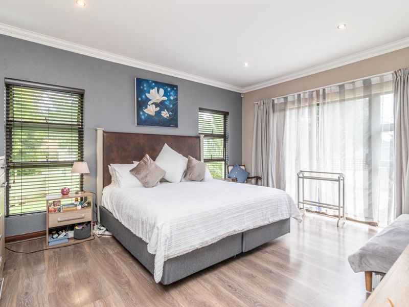 Stunning 4-bedroom home in Ruimsig Country Estate - Photo 3