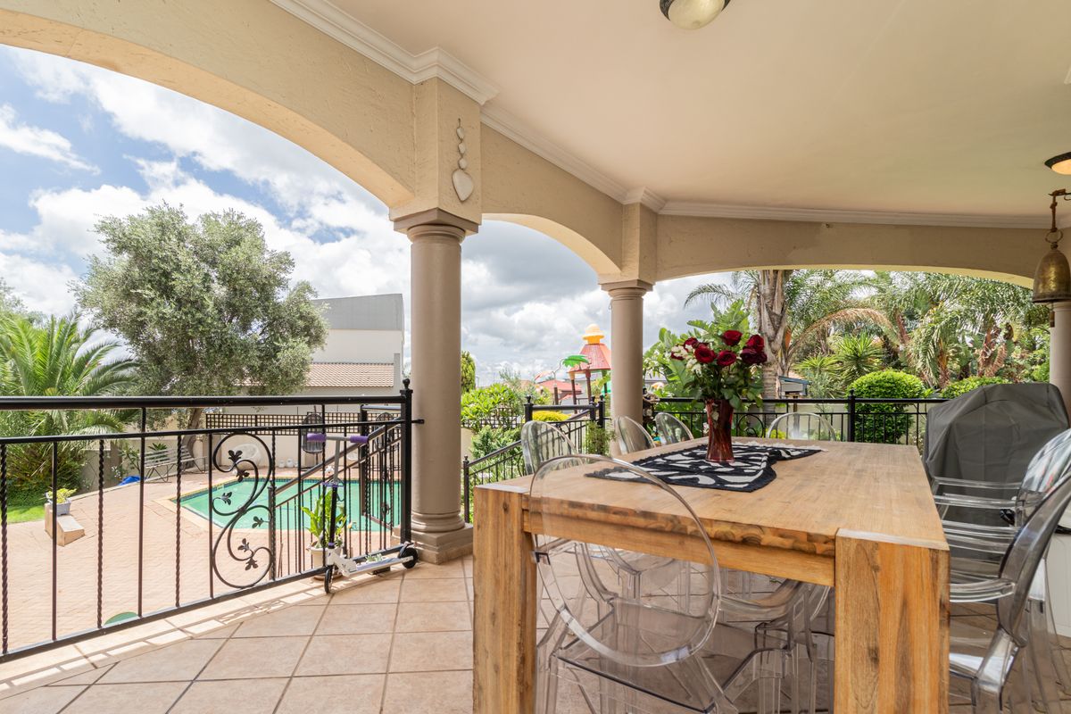 Stunning 4-bedroom home in Ruimsig Country Estate - Photo 4