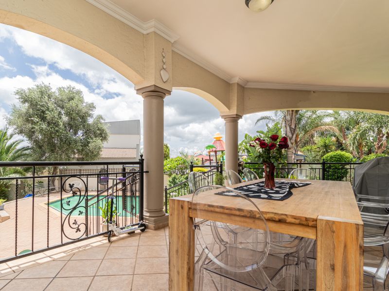 Stunning 4-bedroom home in Ruimsig Country Estate - Photo 4