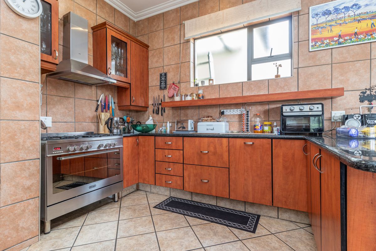 Stunning 4-bedroom home in Ruimsig Country Estate - Photo 2