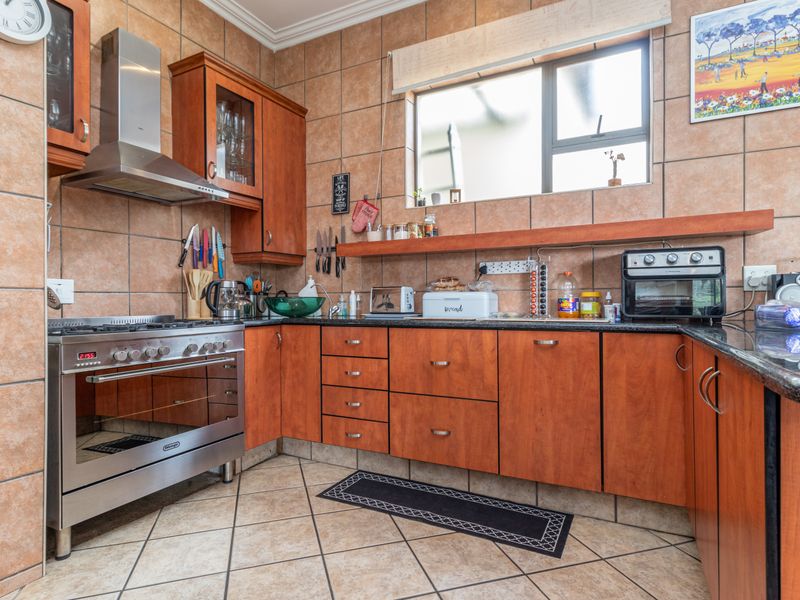 Stunning 4-bedroom home in Ruimsig Country Estate - Photo 2