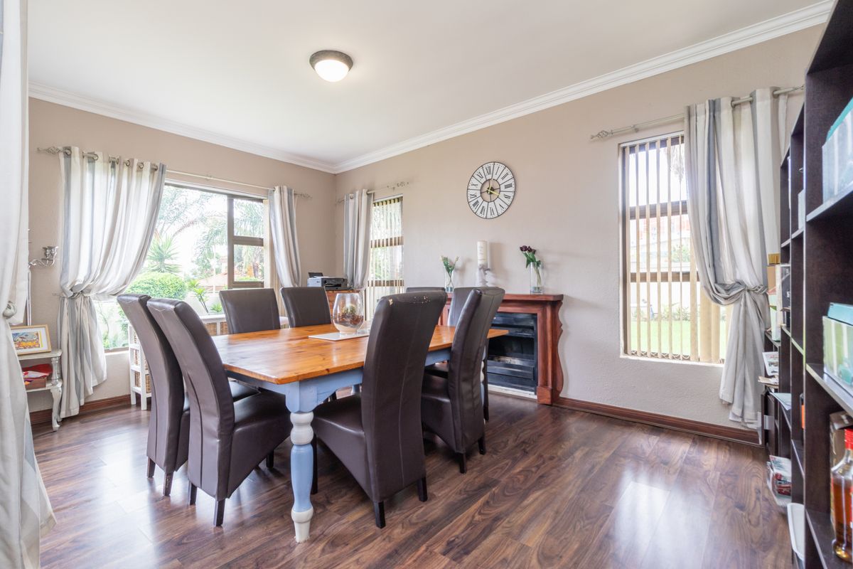 Stunning 4-bedroom home in Ruimsig Country Estate - Photo 5