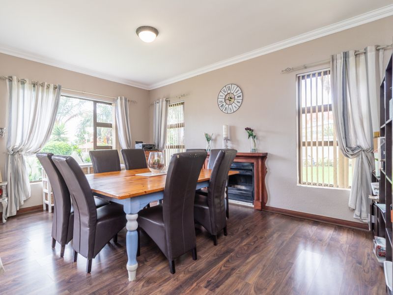 Stunning 4-bedroom home in Ruimsig Country Estate - Photo 5