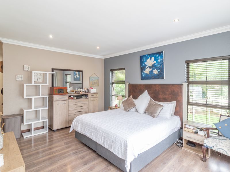 Stunning 4-bedroom home in Ruimsig Country Estate - Photo 9