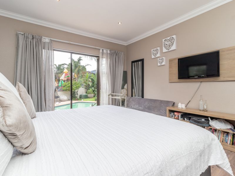 Stunning 4-bedroom home in Ruimsig Country Estate - Photo 10