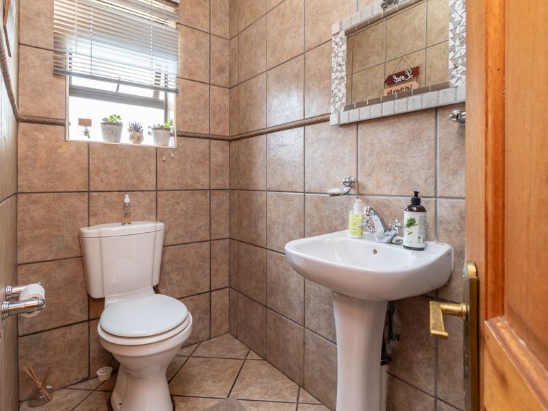 Stunning 4-bedroom home in Ruimsig Country Estate - Photo 6