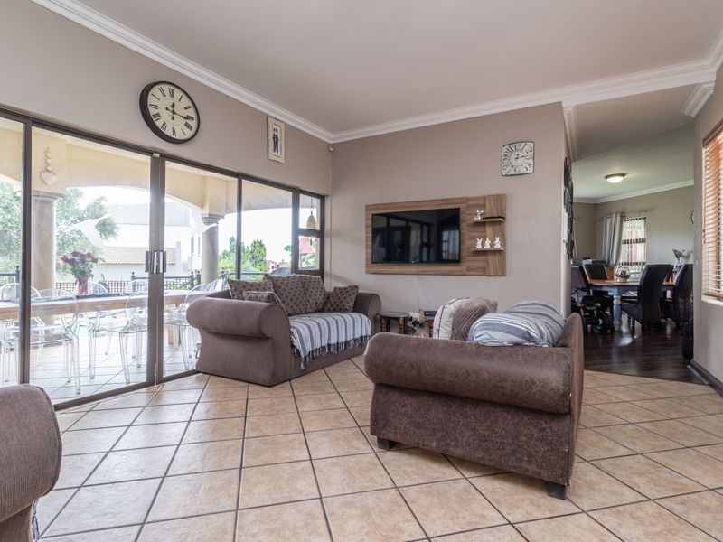 Stunning 4-bedroom home in Ruimsig Country Estate - Photo 7