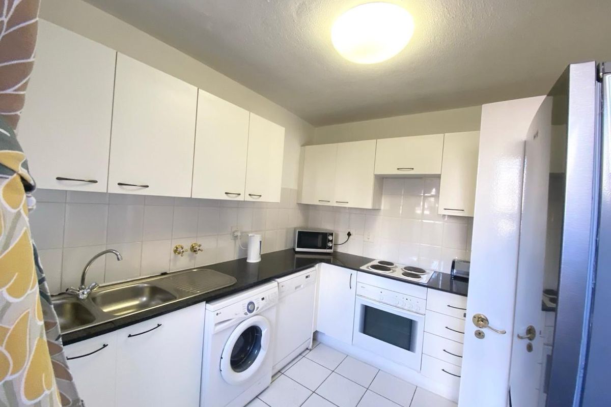 2 Bed  2 Bathroom Apartment to Let in Morningside Sandton - Photo 4