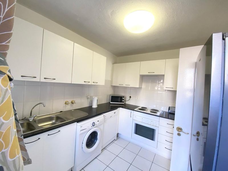 2 Bed  2 Bathroom Apartment to Let in Morningside Sandton - Photo 4