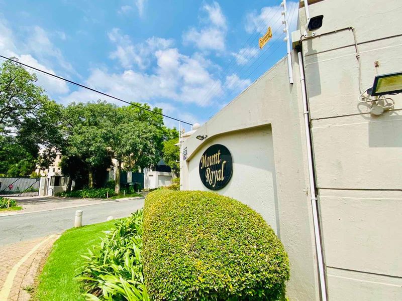 2 Bed  2 Bathroom Apartment to Let in Morningside Sandton - Photo 2