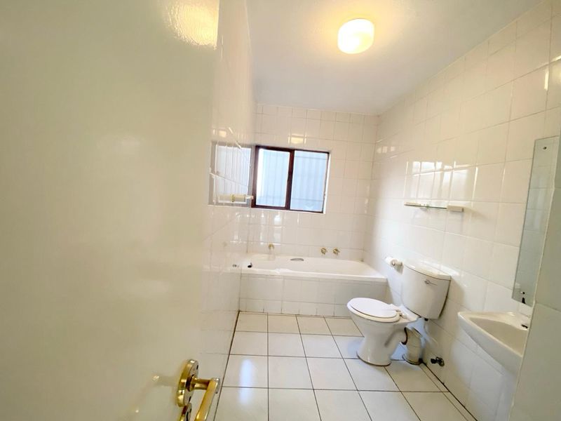 2 Bed  2 Bathroom Apartment to Let in Morningside Sandton - Photo 10