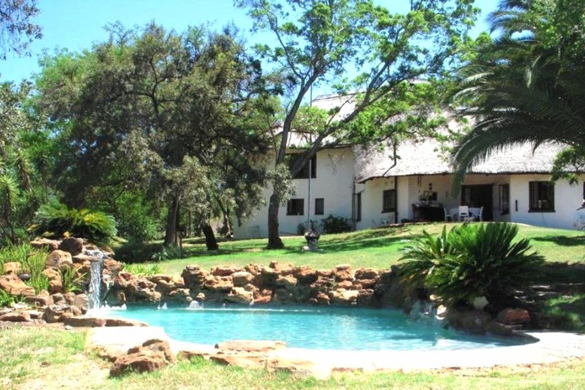 THE EPITOME OF COUNTRY LIVING - Photo 2