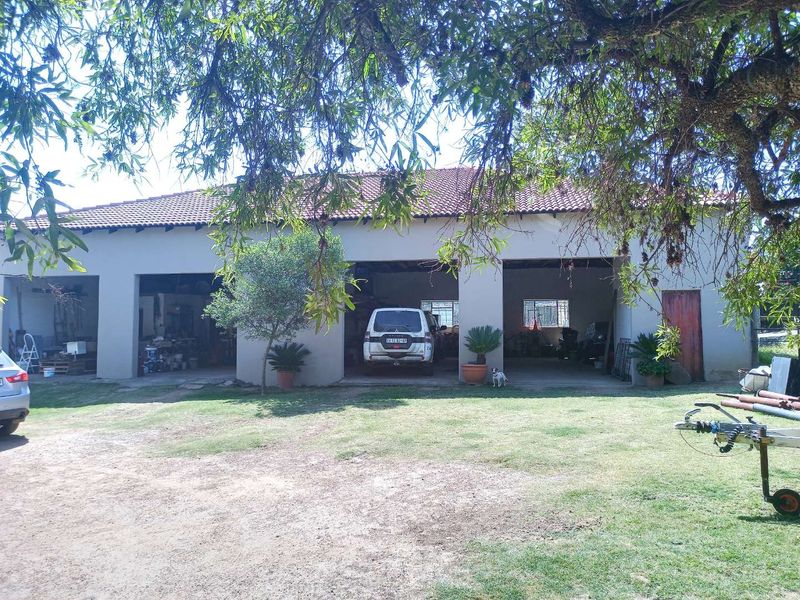 A family country homestead - Photo 4