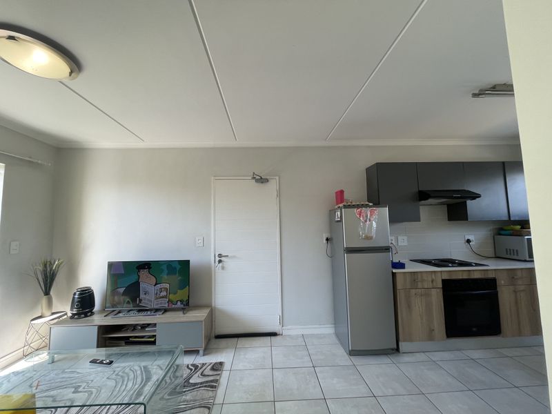 Cozy 2 Bedroom Apartment for Sale - Photo 4