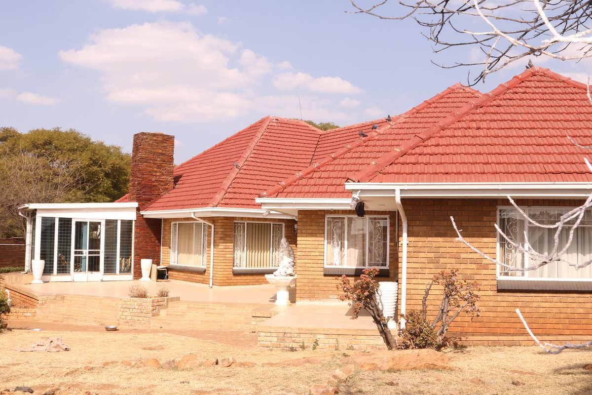 LOVELY SPACIOUS 4 BEDROOMS HOME, FLATLET, SWIMMING POOL, GOOD FOR ESTABLISHED FAMILY - Photo 5