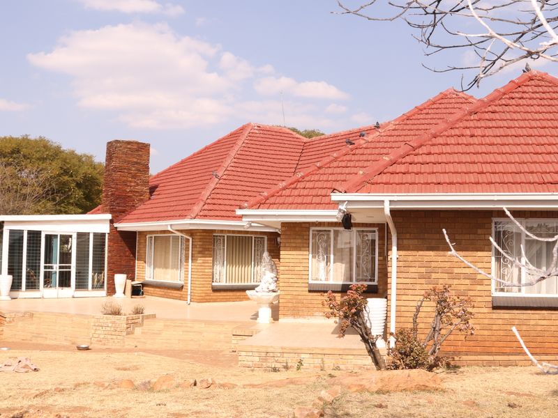 LOVELY SPACIOUS 4 BEDROOMS HOME, FLATLET, SWIMMING POOL, GOOD FOR ESTABLISHED FAMILY - Photo 5