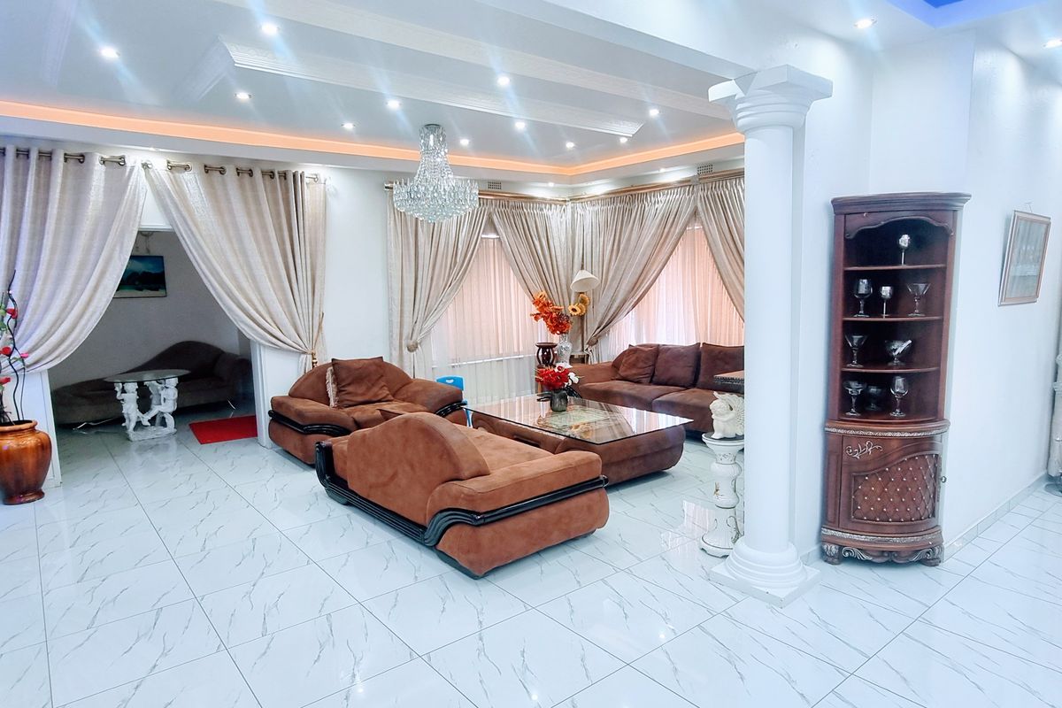 LOVELY SPACIOUS 4 BEDROOMS HOME, FLATLET, SWIMMING POOL, GOOD FOR ESTABLISHED FAMILY - Photo 2