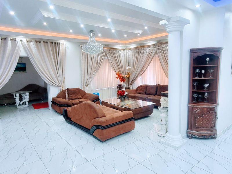 LOVELY SPACIOUS 4 BEDROOMS HOME, FLATLET, SWIMMING POOL, GOOD FOR ESTABLISHED FAMILY - Photo 2