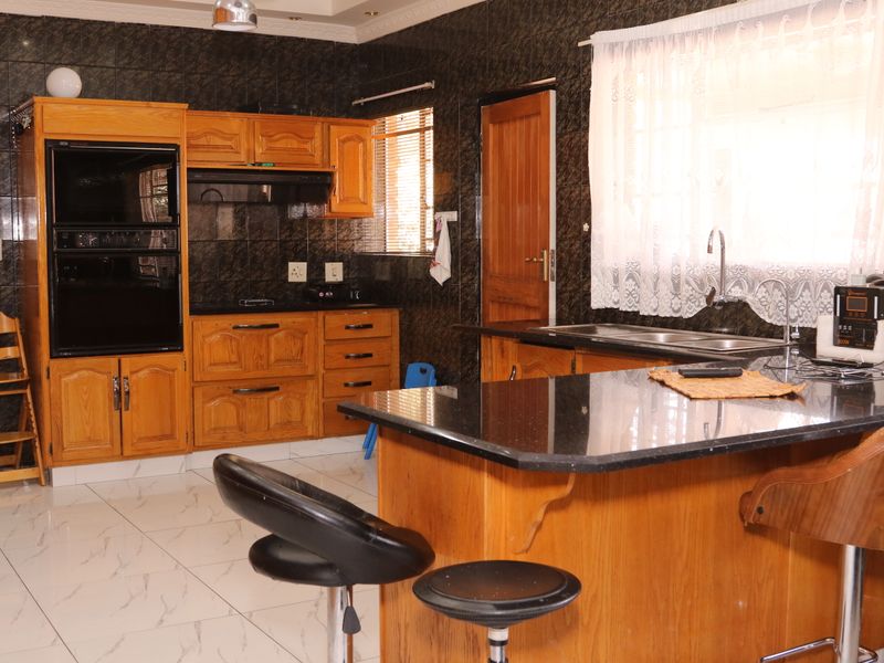 LOVELY SPACIOUS 4 BEDROOMS HOME, FLATLET, SWIMMING POOL, GOOD FOR ESTABLISHED FAMILY - Photo 10