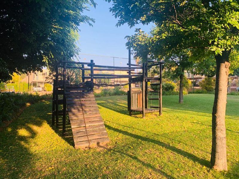 Elegant 2-bed apartment in Sunninghill, Sandton To Let - Photo 4