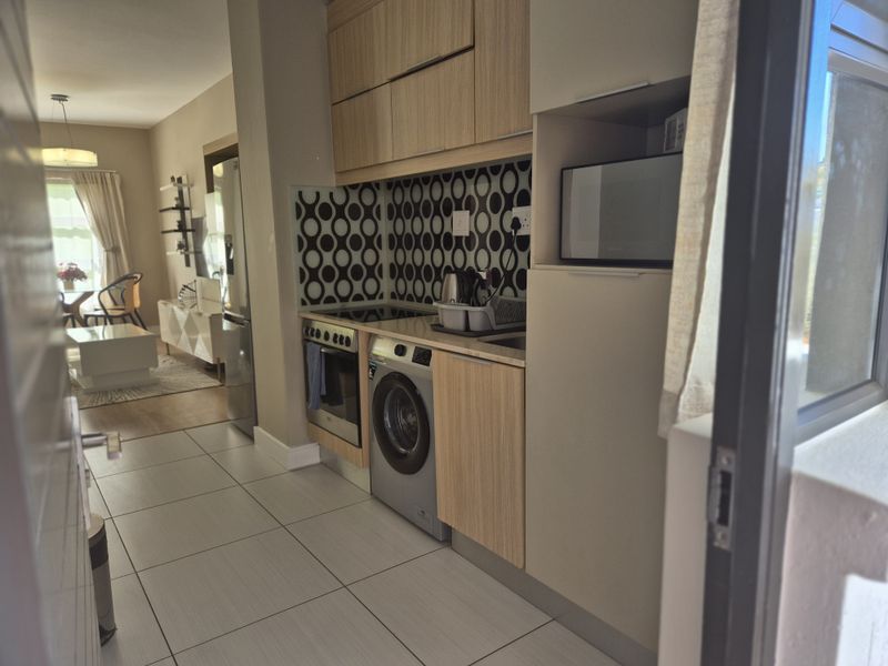 Modern 1 bedroom apartment to let in prime location, featuring sleek design, ample natural light, an - Photo 10