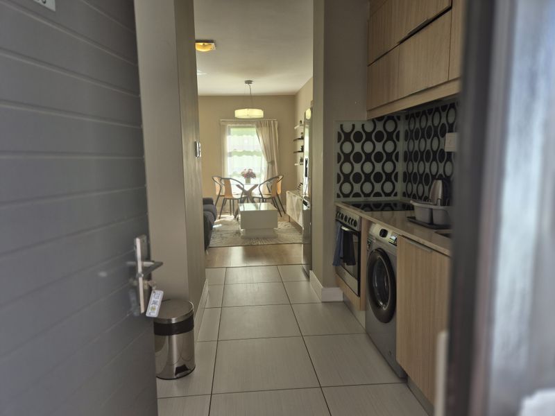 Modern 1 bedroom apartment to let in prime location, featuring sleek design, ample natural light, an - Photo 9