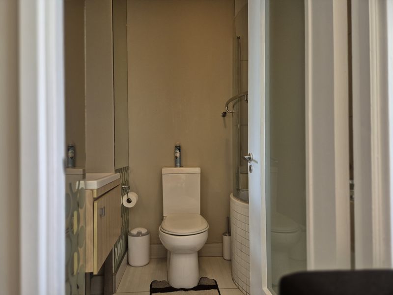 Modern 1 bedroom apartment to let in prime location, featuring sleek design, ample natural light, an - Photo 6