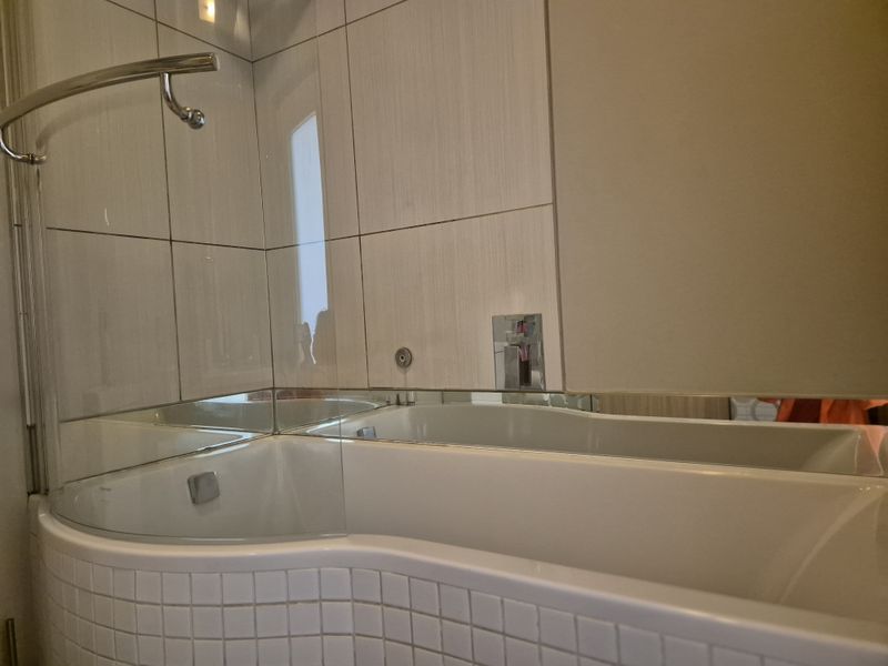 Modern 1 bedroom apartment to let in prime location, featuring sleek design, ample natural light, an - Photo 7