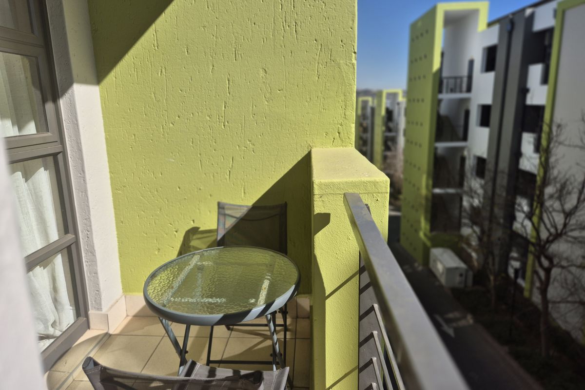 Modern 1 bedroom apartment to let in prime location, featuring sleek design, ample natural light, an - Photo 3