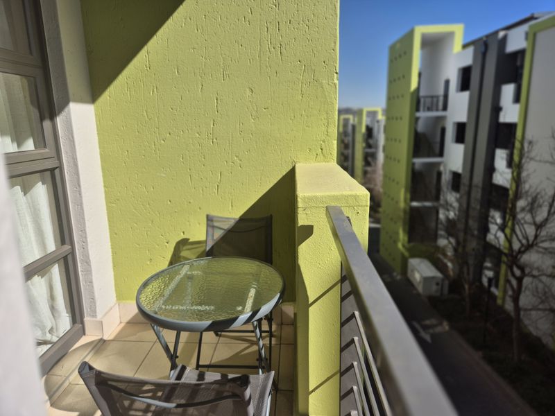 Modern 1 bedroom apartment to let in prime location, featuring sleek design, ample natural light, an - Photo 3