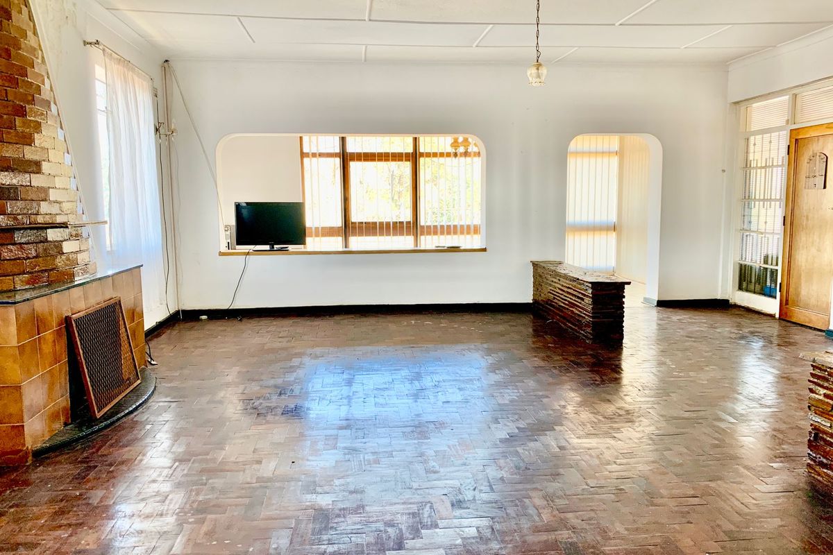 6 BEDROOM DOUBLE STOREY HOUSE IN BOOMED OFF AREA - Photo 2