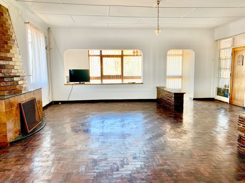 6 BEDROOM DOUBLE STOREY HOUSE IN BOOMED OFF AREA - Photo 2