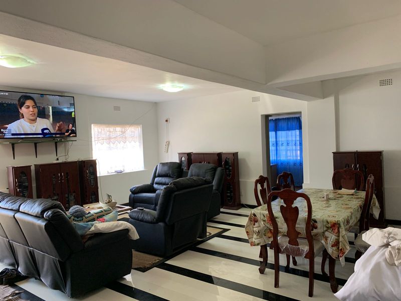 6 BEDROOM DOUBLE STOREY HOUSE IN BOOMED OFF AREA - Photo 5