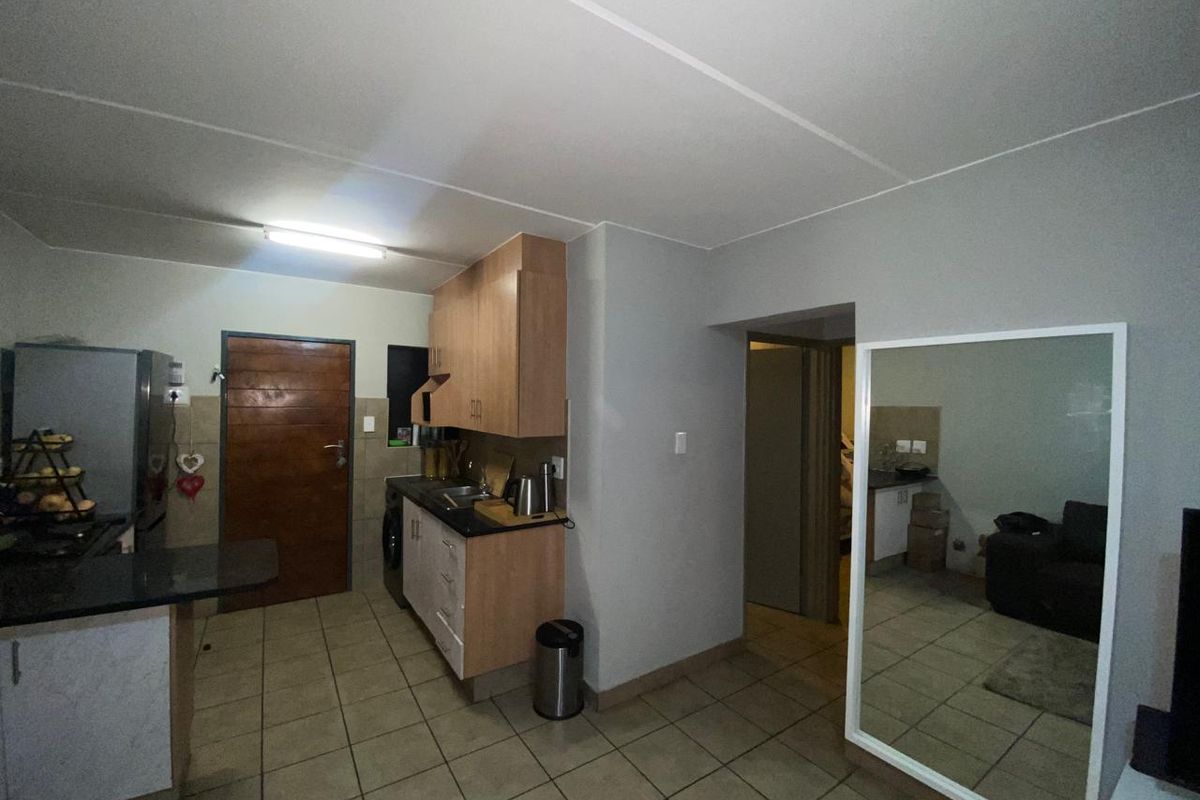 Stunning 2-bedroom apartment for sale in Alveda, Johannesburg—modern living in a vibrant community! - Photo 5