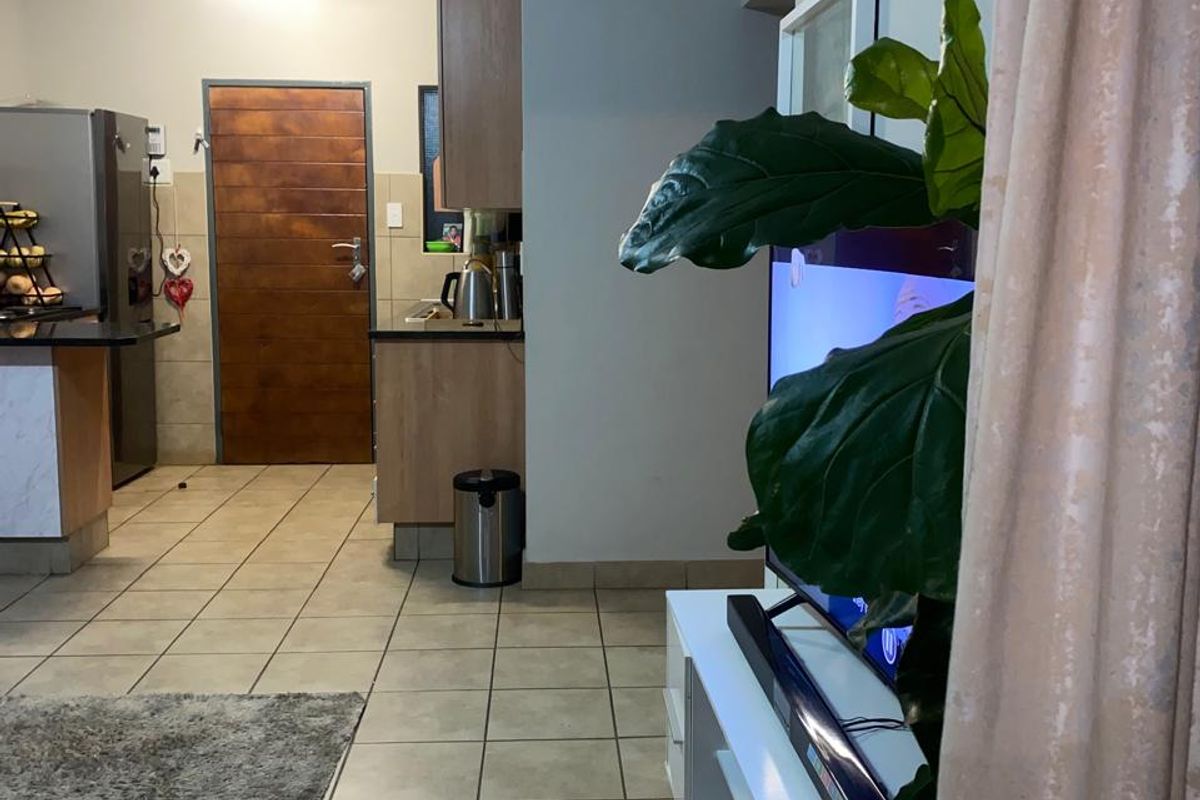 Stunning 2-bedroom apartment for sale in Alveda, Johannesburg—modern living in a vibrant community! - Photo 2