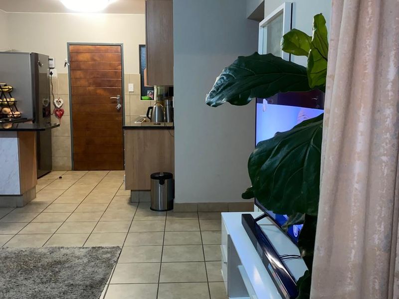 Stunning 2-bedroom apartment for sale in Alveda, Johannesburg—modern living in a vibrant community! - Photo 2