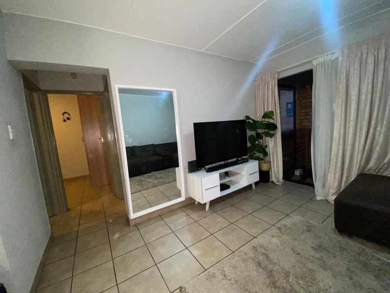 Stunning 2-bedroom apartment for sale in Alveda, Johannesburg—modern living in a vibrant community! - Photo 7