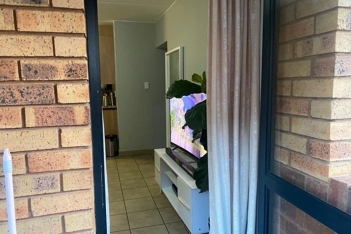 Stunning 2-bedroom apartment for sale in Alveda, Johannesburg—modern living in a vibrant community! - Photo 3