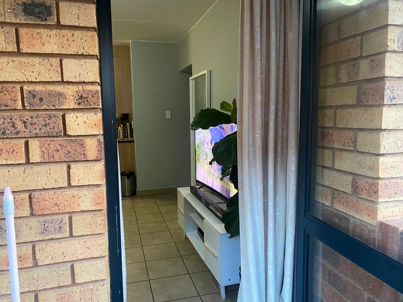 Stunning 2-bedroom apartment for sale in Alveda, Johannesburg—modern living in a vibrant community! - Photo 3