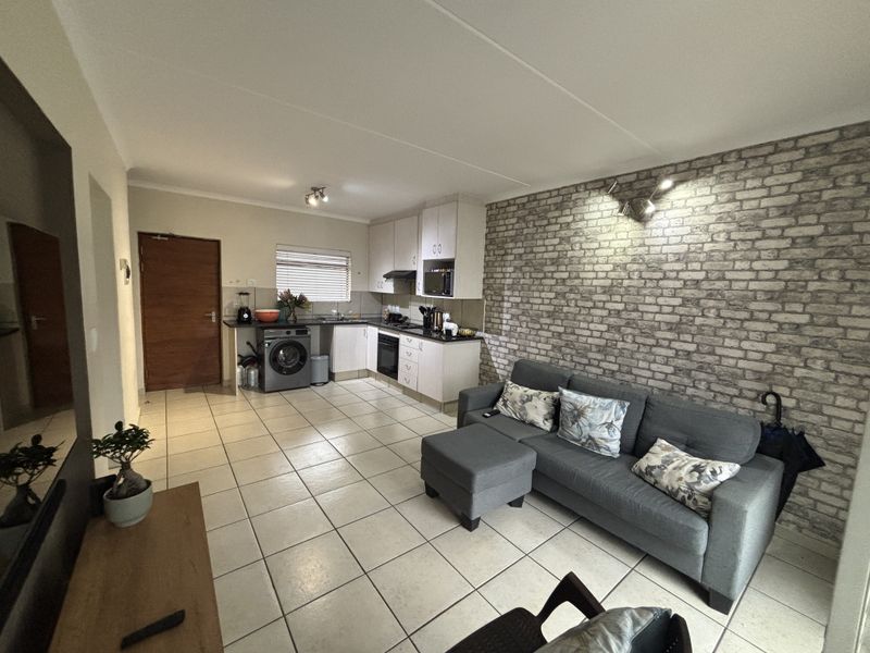 Charming 2-bedroom apartment for sale in Barbeque Downs, Midrand—perfect for modern living! - Photo 2