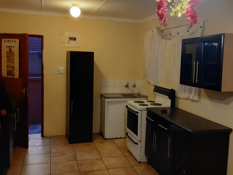 Charming bedroom Freehold for sale in Riverlea, Johannesburg—your perfect new home awaits! - Photo 2