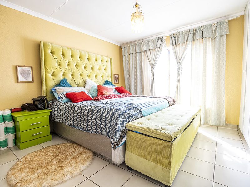 Charming bedroom Freehold for sale in Riverlea, Johannesburg—your perfect new home awaits! - Photo 6