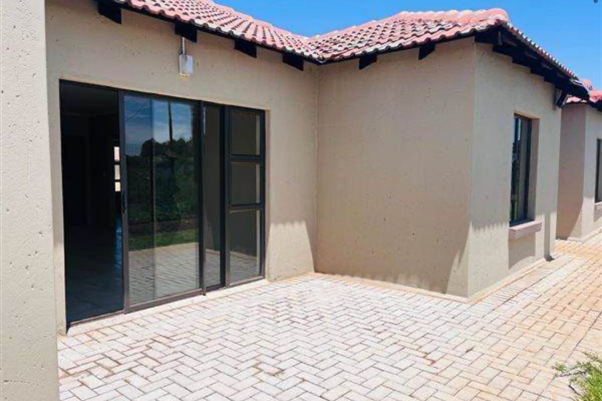 - 3 bed 2 bath - FROM 6500 - R9000 PM - Photo 4