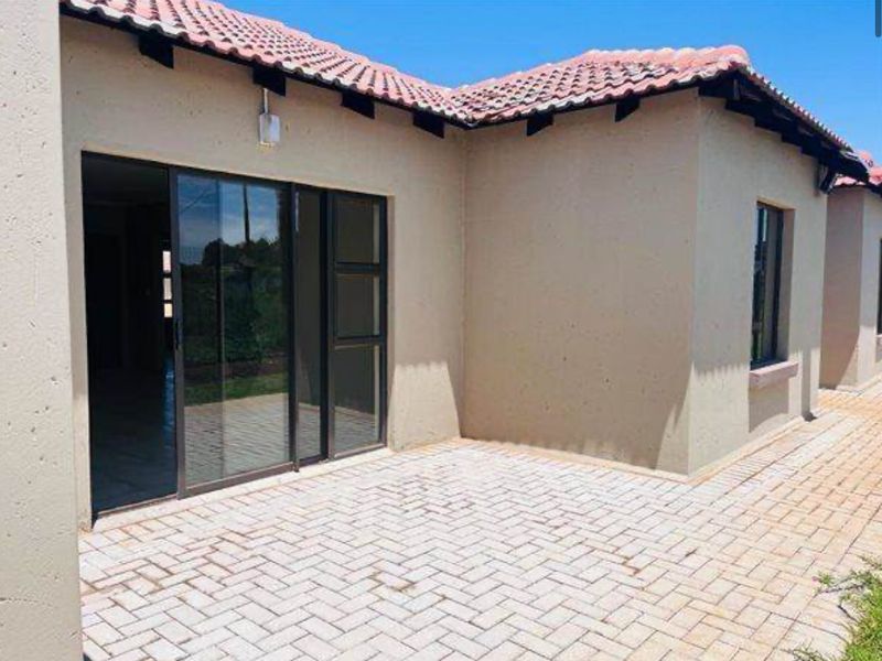 - 3 bed 2 bath - FROM 6500 - R9000 PM - Photo 4