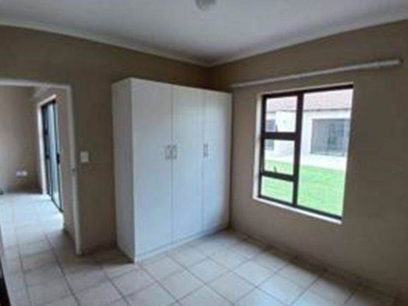 - 3 bed 2 bath - FROM 6500 - R9000 PM - Photo 9