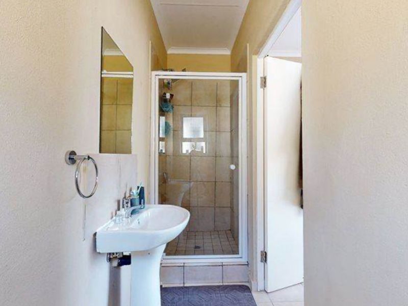 - 3 bed 2 bath - FROM 6500 - R9000 PM - Photo 8