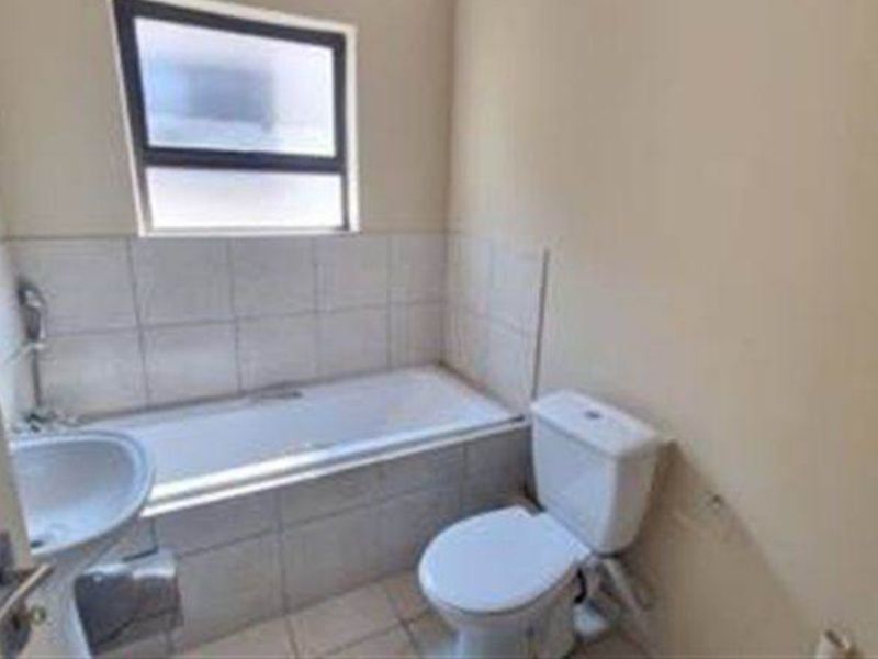- 3 bed 2 bath - FROM 6500 - R9000 PM - Photo 7