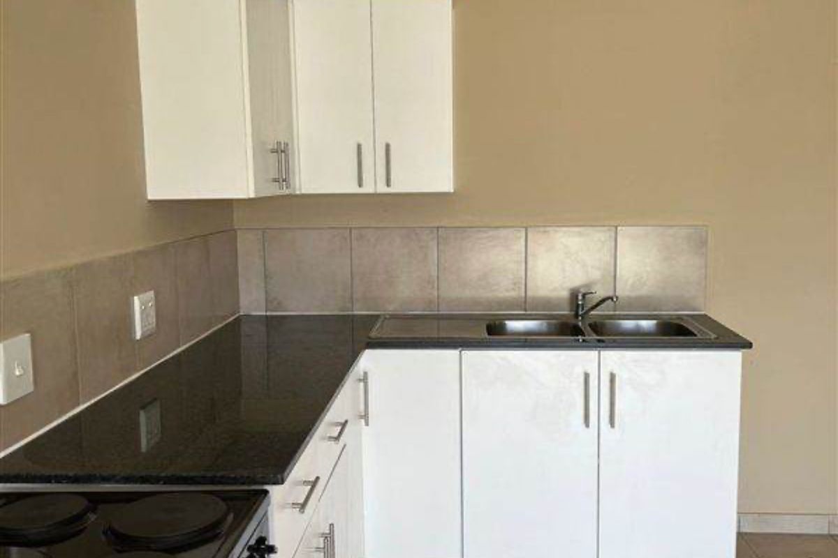- 3 bed 2 bath - FROM 6500 - R9000 PM - Photo 5
