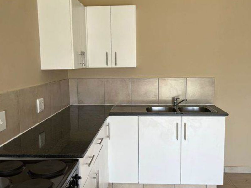 - 3 bed 2 bath - FROM 6500 - R9000 PM - Photo 5